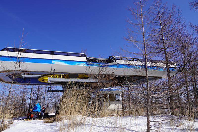 第一リフトトップへ到着。ここから冬道のゲレンデ跡地へ入ります。