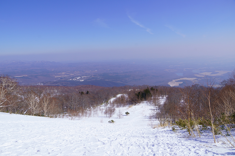登ってきたゲレンデを登り振り返ると、那須高原が見渡せます。