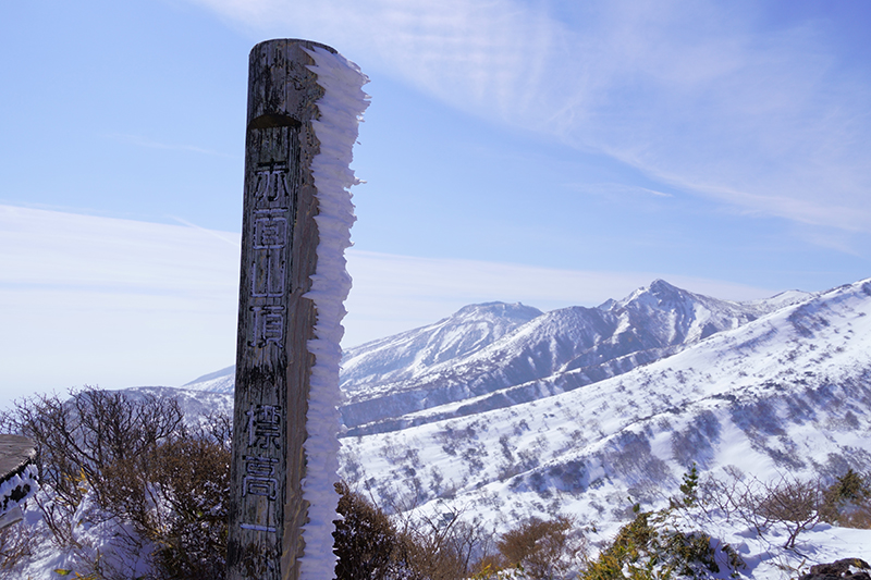山頂標識には小さなエビの尻尾と呼ばれる霧氷が無数についていました。風雪が作り出す、冬山のアートです。