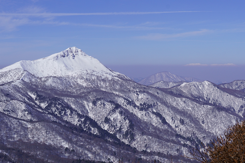甲子旭岳の奥に浮かび上がるのが「飯豊連峰」