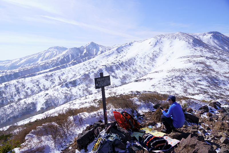 開かずら山山頂で景色を眺めながらのんびりランチタイム