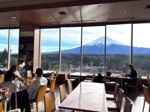 【富士五湖周辺】富士山が真正面の眺望！ハイランドホテルのビュッフェ