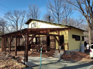 吹き抜けと薪ストーブが魅力の山小屋風リフォーム別荘｜赤城ロマンド別荘地の静かな暮らし