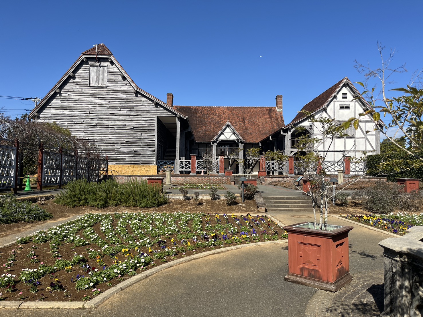 イイカンジに経年劣化した建物